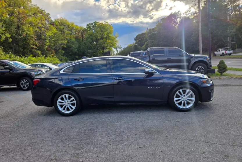 2016 Chevrolet Malibu 1LT photo 1