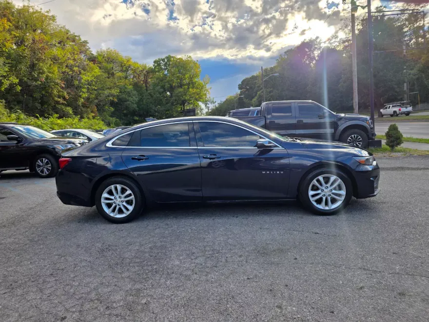 2016 Chevrolet Malibu 1LT photo 1