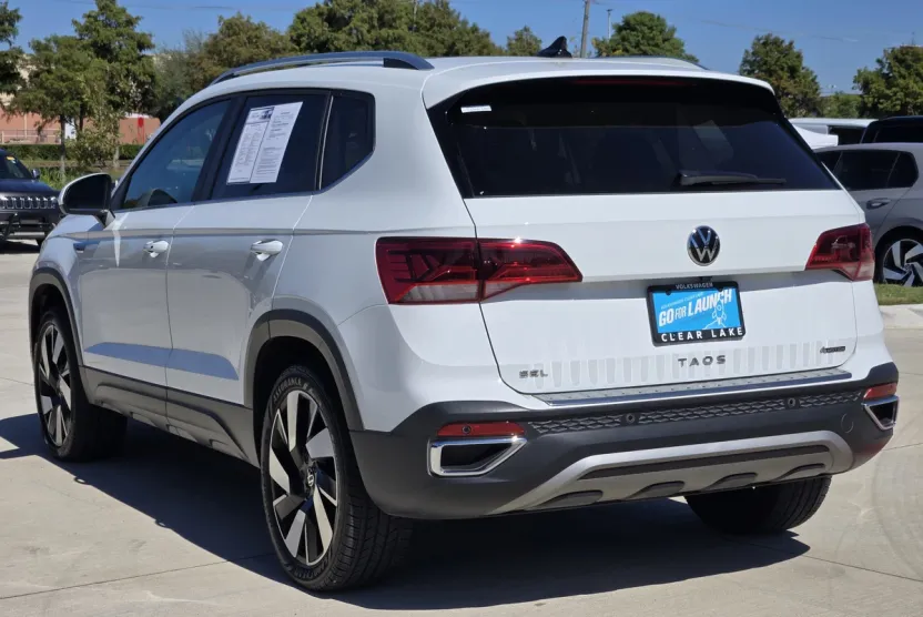 2024 Volkswagen Taos SEL photo 1
