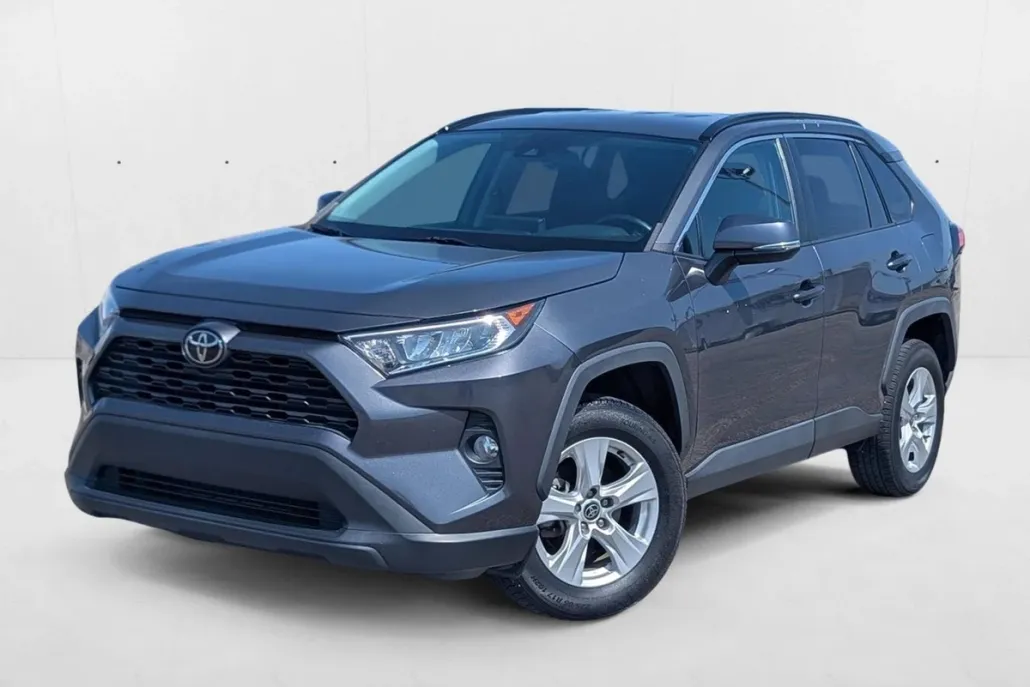 2021 Toyota RAV4 XLE photo 1