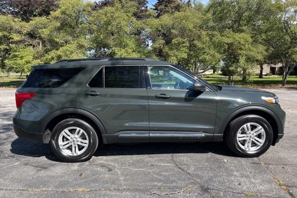 2023 Ford Explorer XLT photo 1