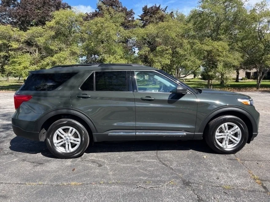 2023 Ford Explorer XLT photo 1