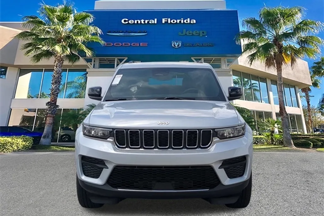 2025 Jeep Grand Cherokee Laredo Altitude photo 1
