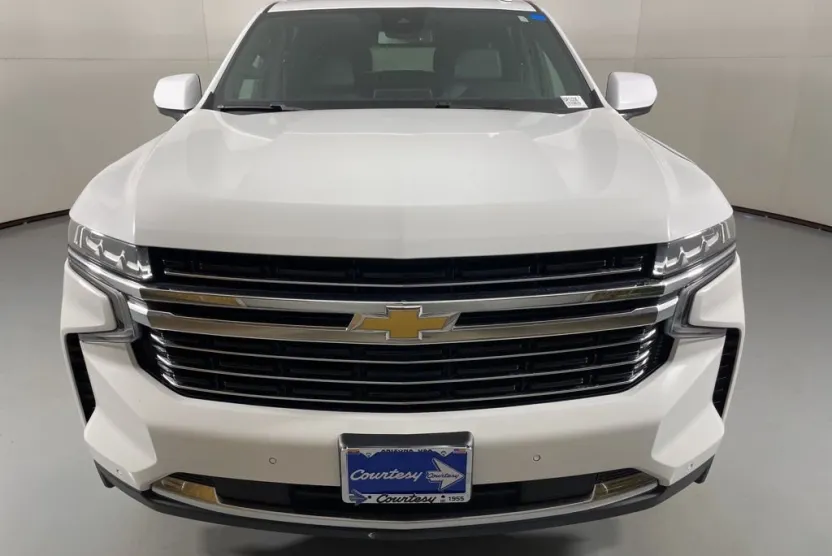 2023 Chevrolet Suburban LT photo 1