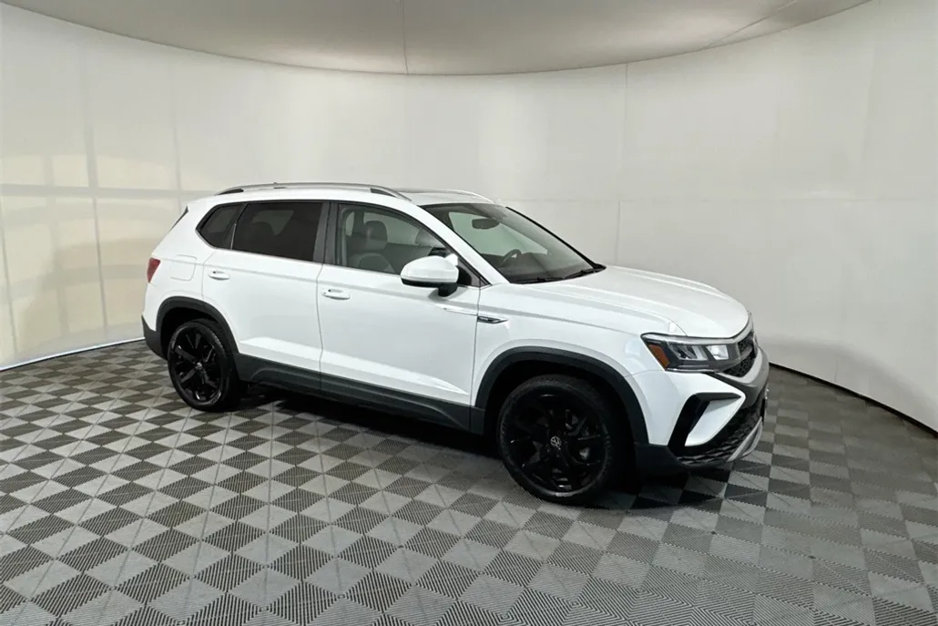 2022 Volkswagen Taos SE photo 1