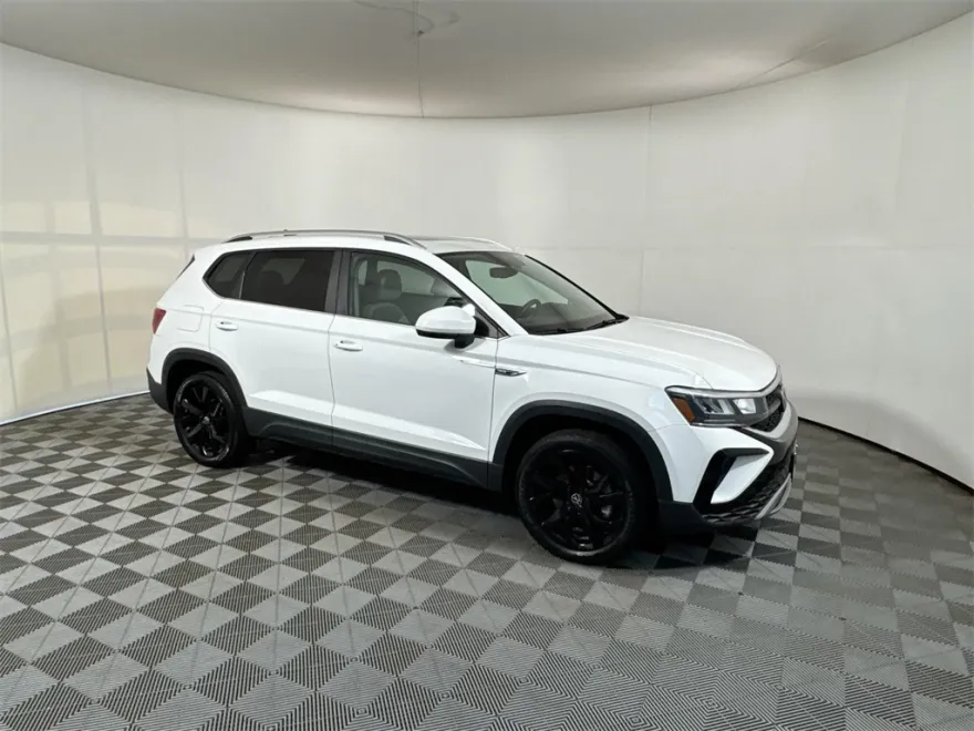 2022 Volkswagen Taos SE photo 1