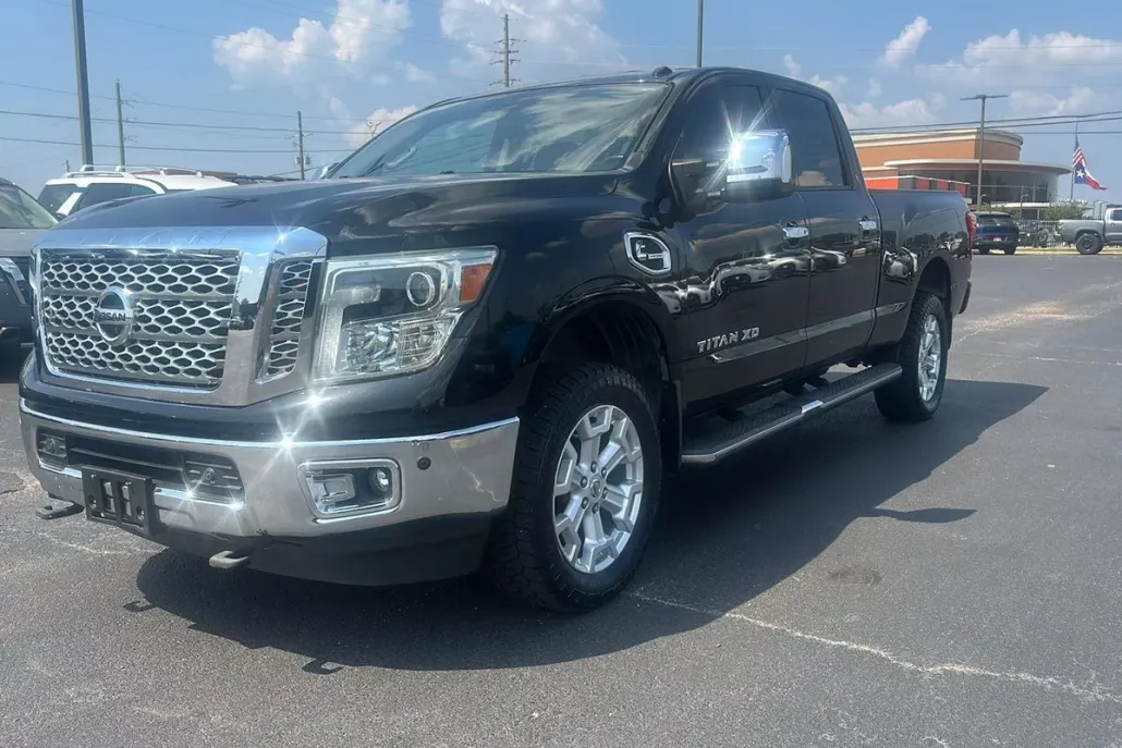 2016 Nissan Titan SL photo 1