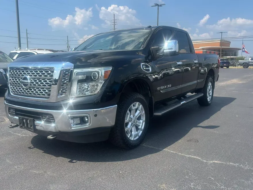2016 Nissan Titan SL photo 1