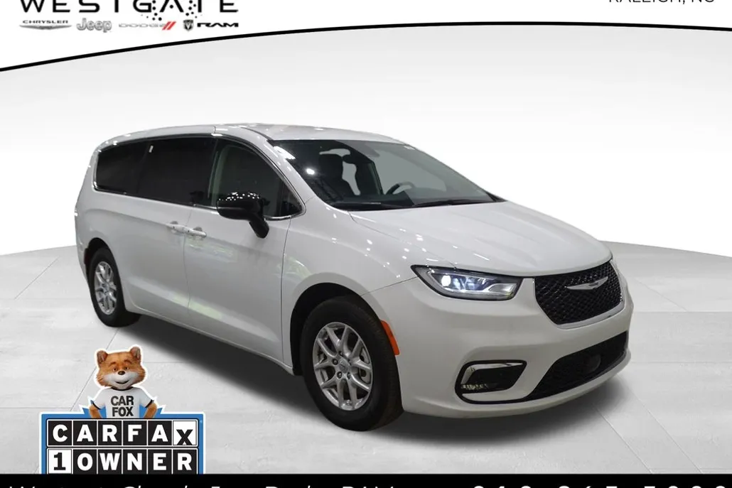 2024 Chrysler Pacifica Touring L photo 1
