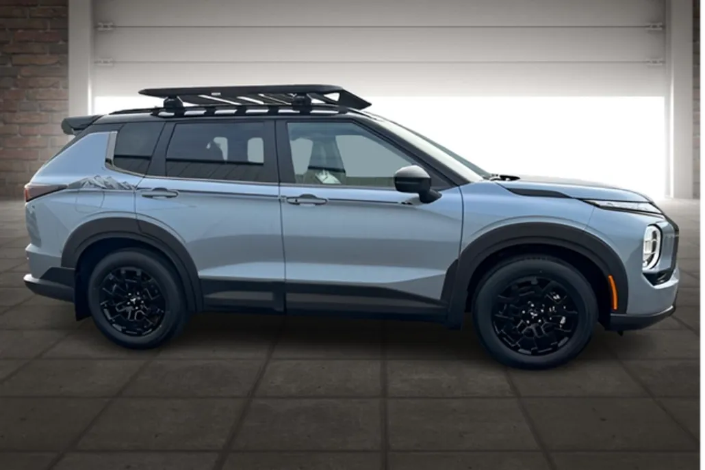 2025 Mitsubishi Outlander SE photo 1