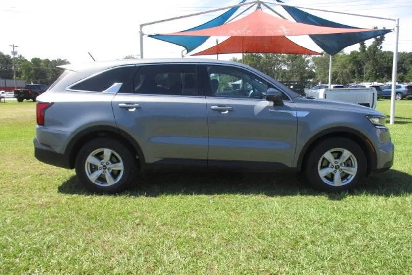 2022 Kia Sorento LX photo 1