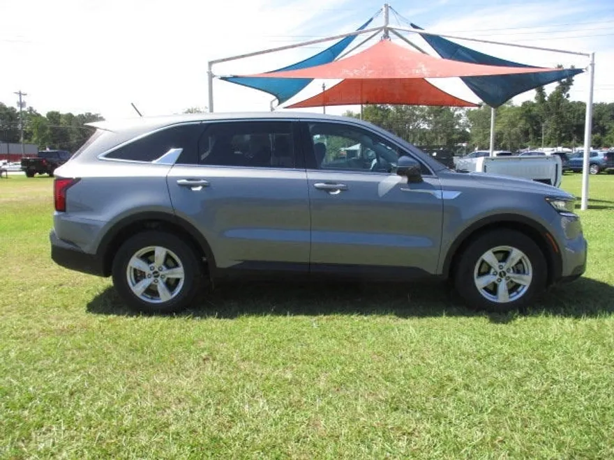 2022 Kia Sorento LX photo 1