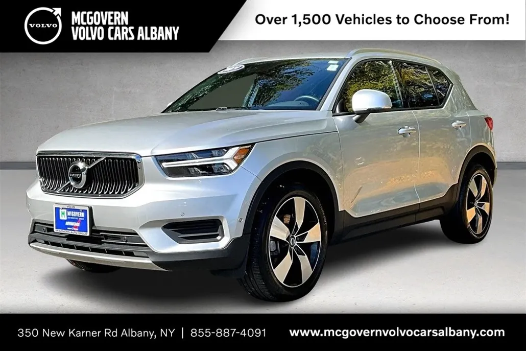 2019 Volvo XC40 R-Design Momentum photo 1