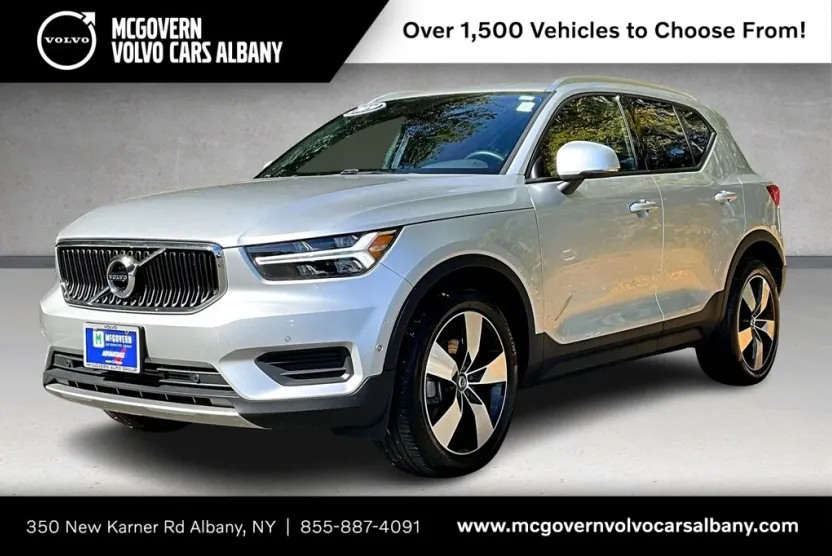 2019 Volvo XC40 R-Design Momentum photo 1