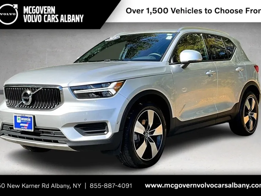 2019 Volvo XC40 R-Design Momentum photo 1