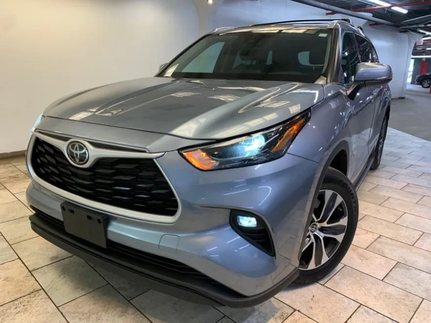 2022 Toyota Highlander XLE photo 1