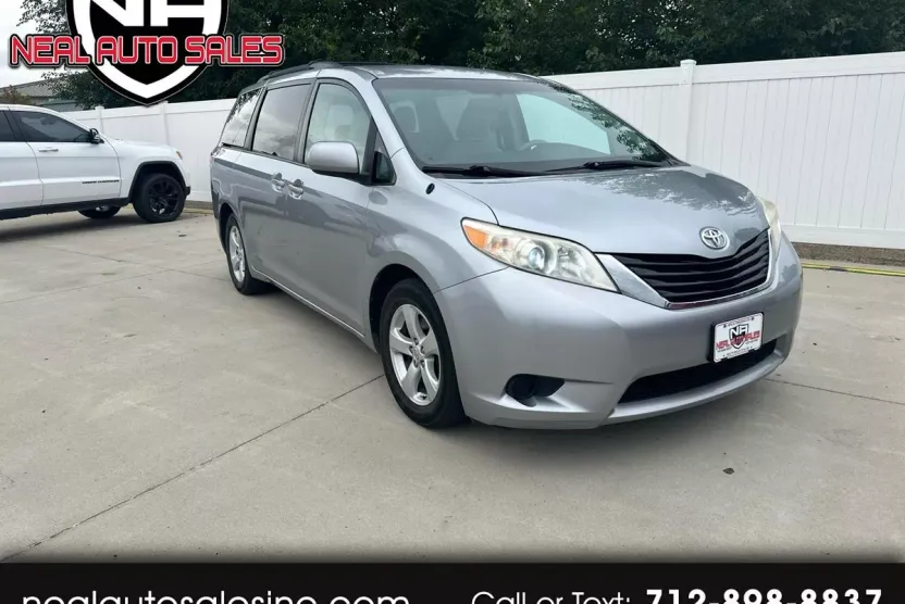 2011 Toyota Sienna LE photo 1