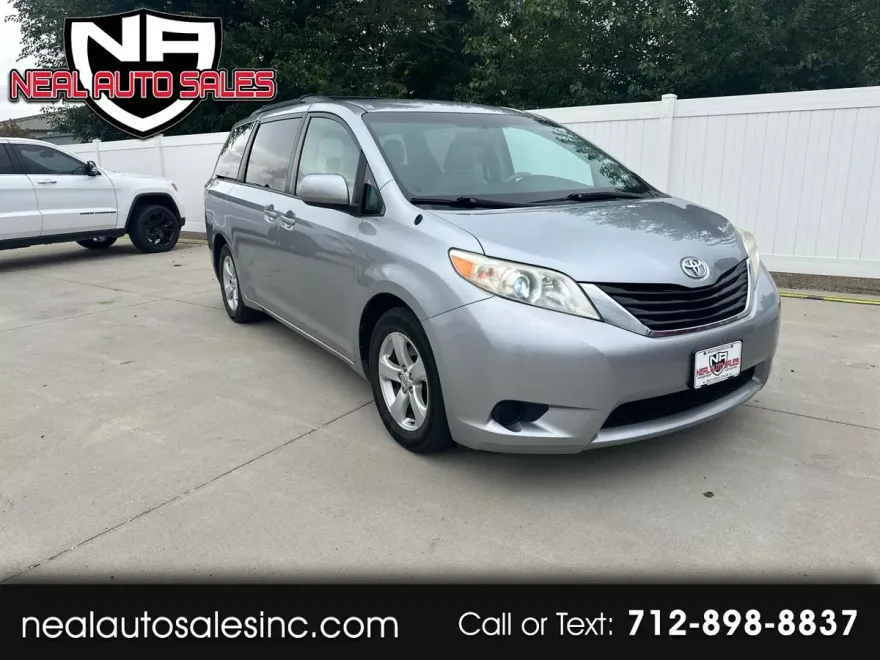 2011 Toyota Sienna LE photo 1
