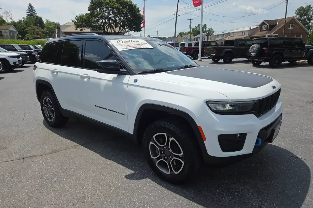 2023 Jeep Cherokee 4xe Trailhawk photo 1
