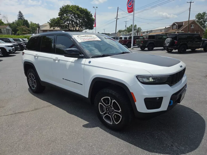 2023 Jeep Cherokee 4xe Trailhawk photo 1