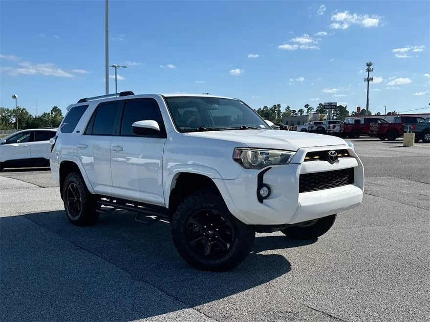 2019 Toyota 4Runner SR5 photo 1