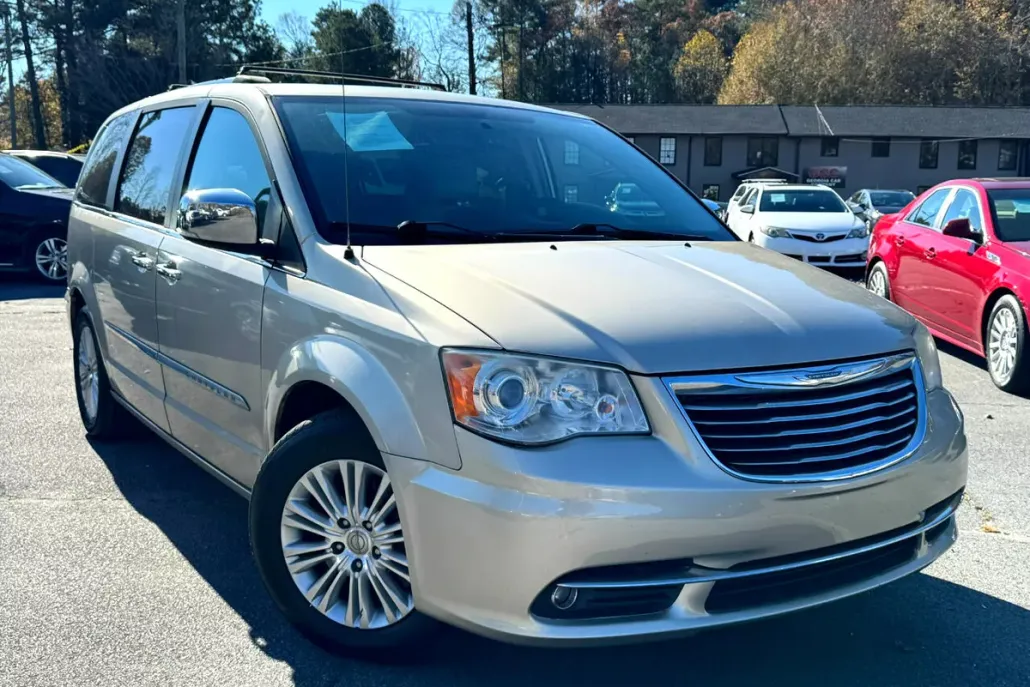 2014 Chrysler Town & Country Limited photo 1