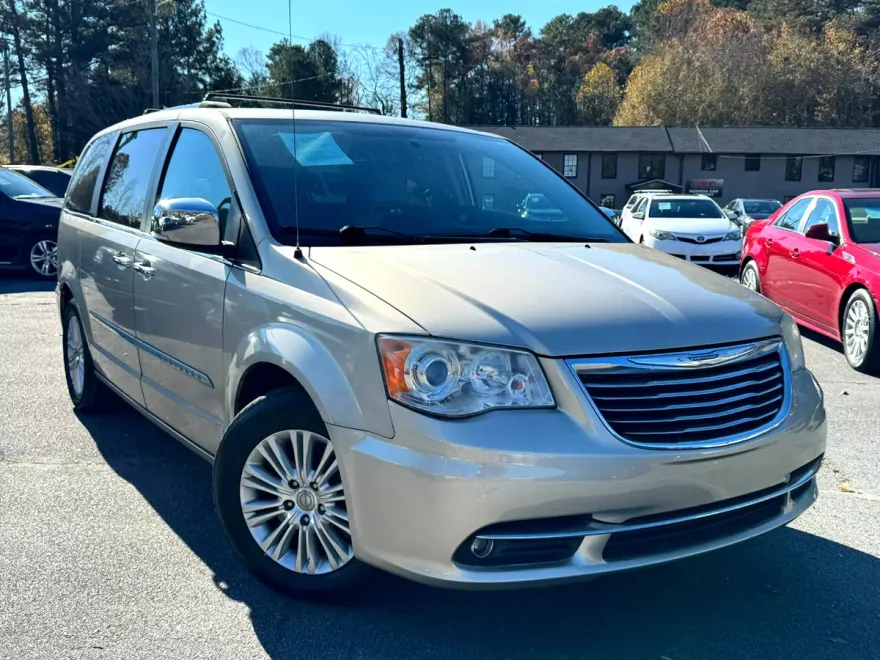 2014 Chrysler Town & Country Limited photo 1