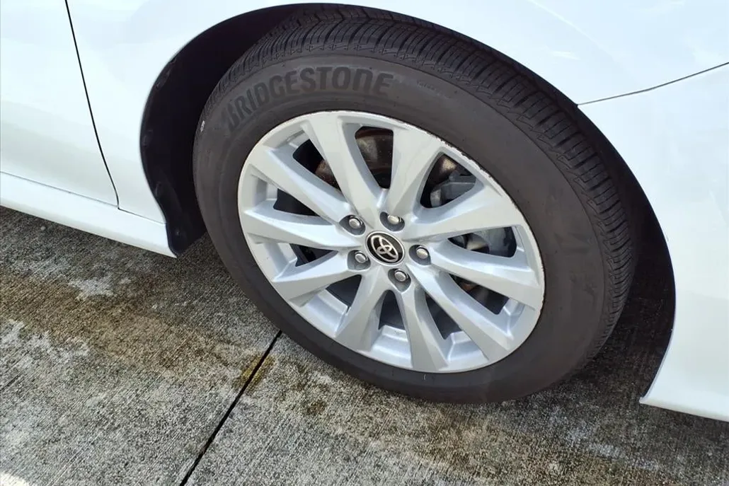 2020 Toyota Camry LE photo 1