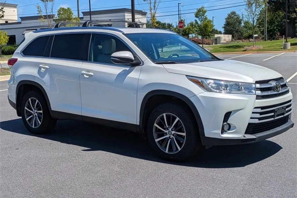2019 Toyota Highlander XLE photo 1