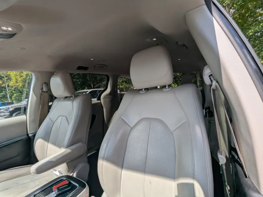 2021 Chrysler Pacifica Touring L photo 1