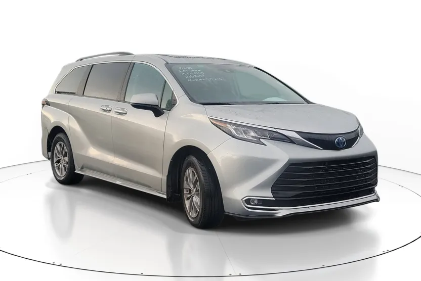 2024 Toyota Sienna XLE photo 1