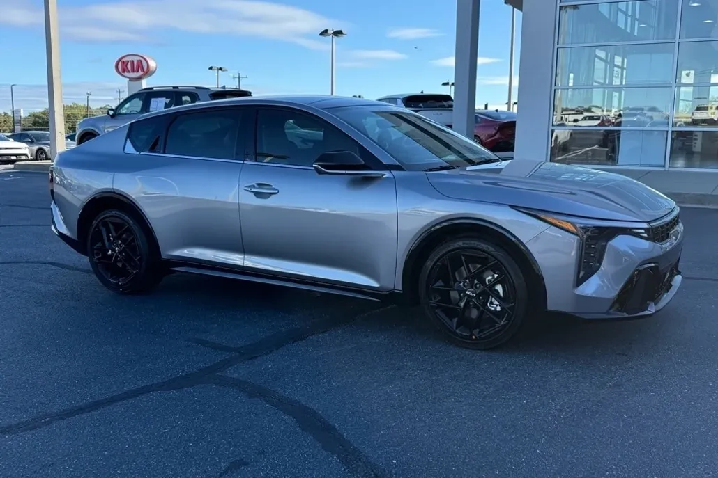2025 Kia K4 GT-Line Turbo photo 1