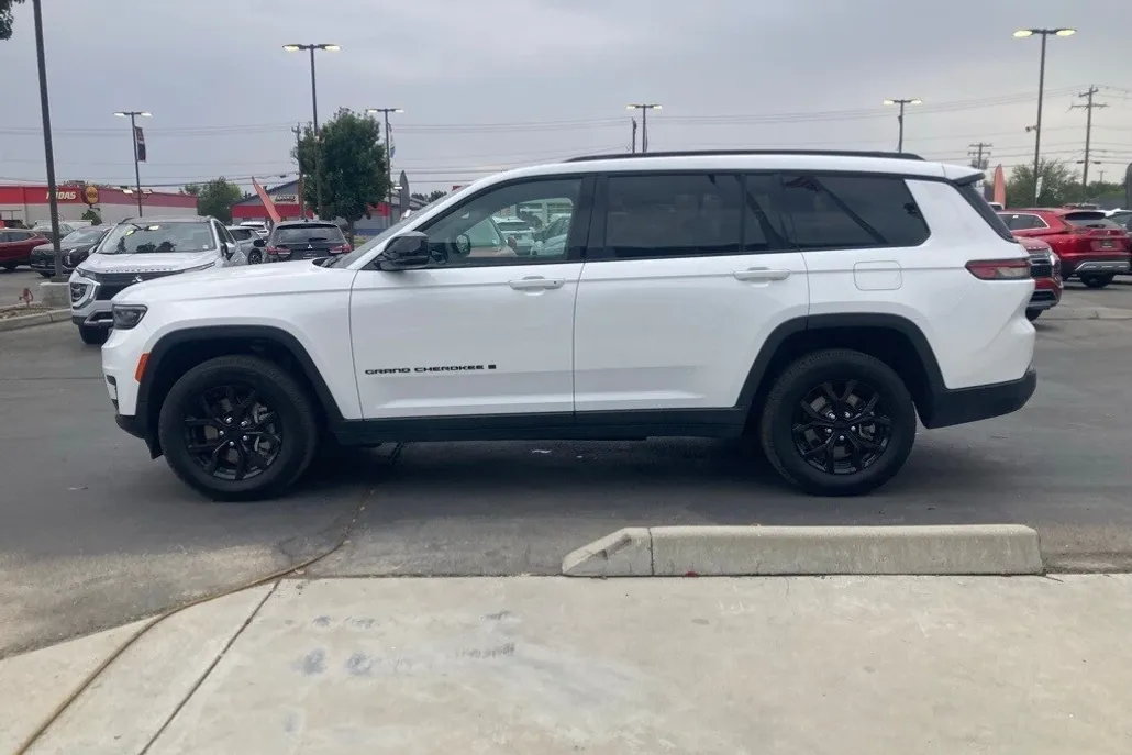 2024 Jeep Grand Cherokee Laredo photo 1