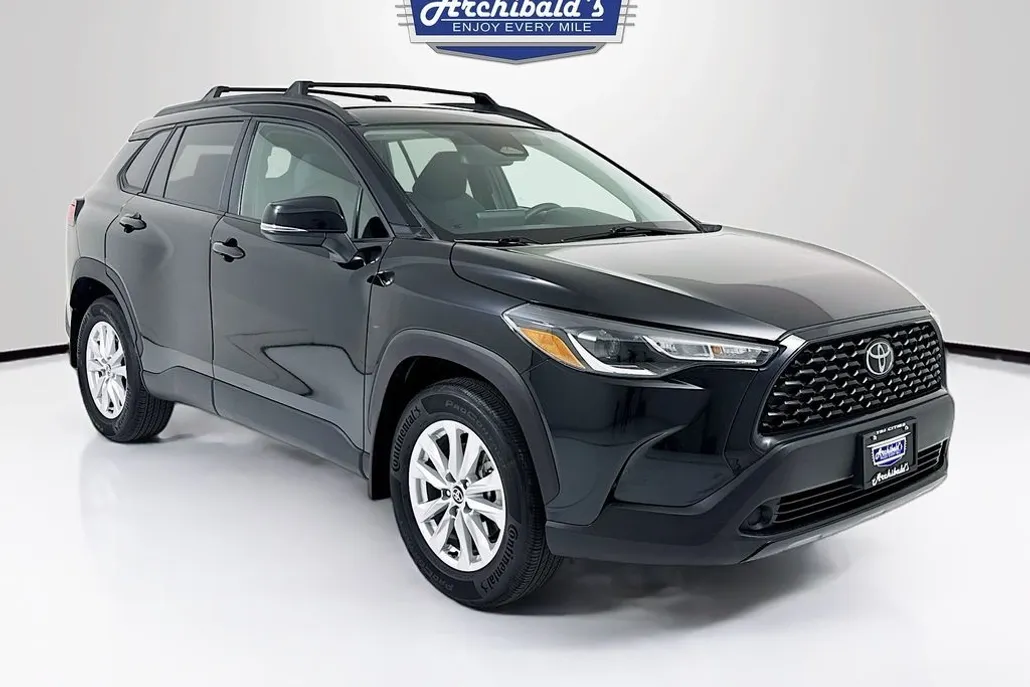 2023 Toyota Corolla Cross LE photo 1