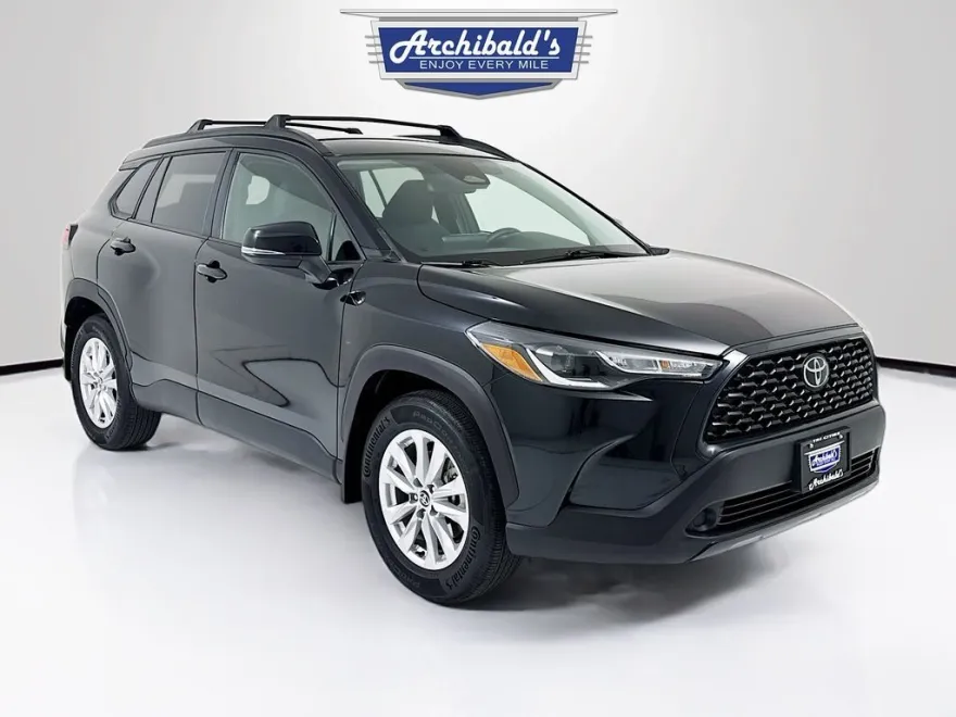 2023 Toyota Corolla Cross LE photo 1