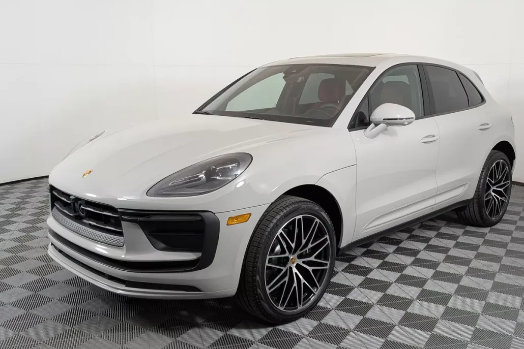 2025 Porsche Macan T photo 1