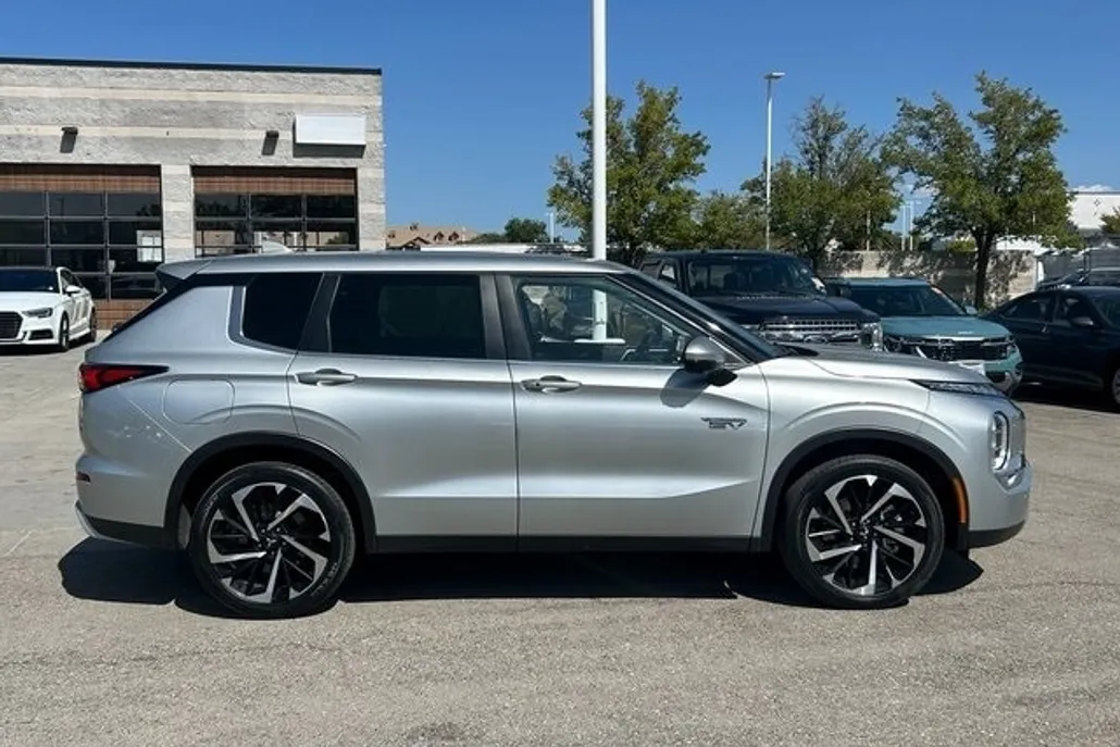 2023 Mitsubishi Outlander PHEV SE photo 1