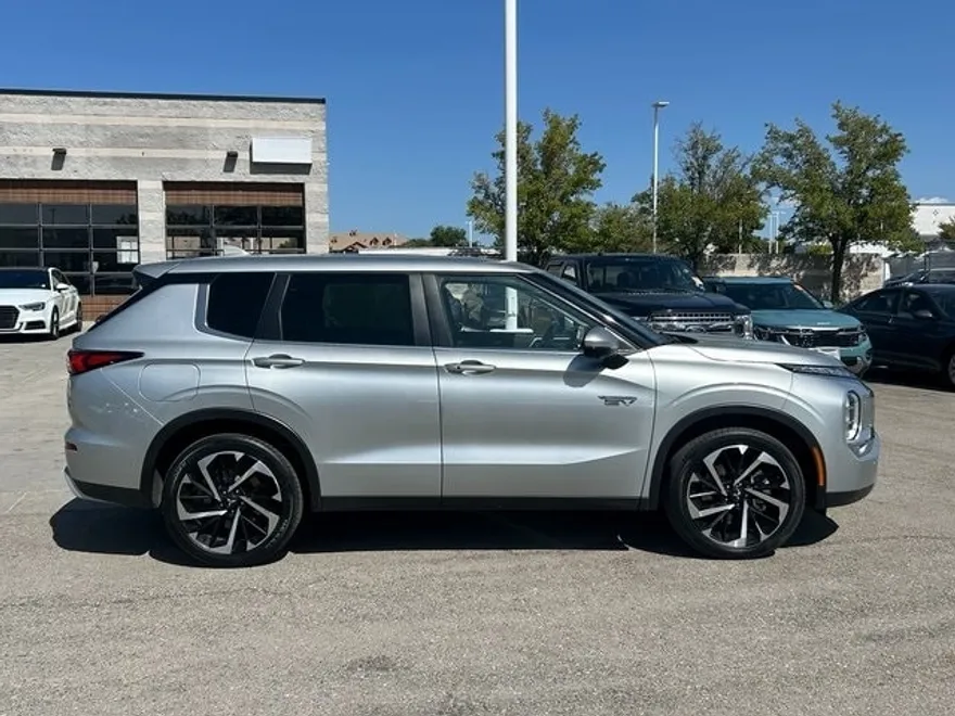 2023 Mitsubishi Outlander PHEV SE photo 1