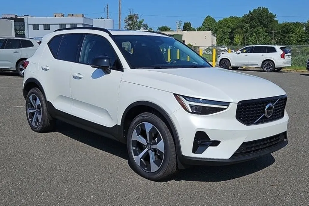 2026 Volvo XC40 Plus photo 1