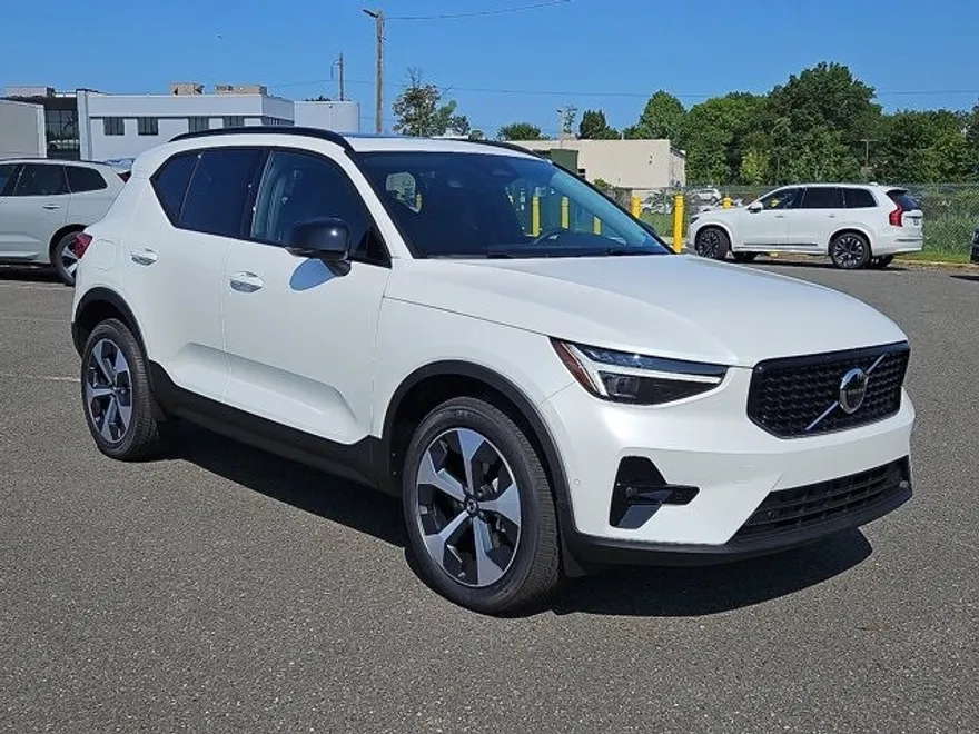 2026 Volvo XC40 Plus photo 1