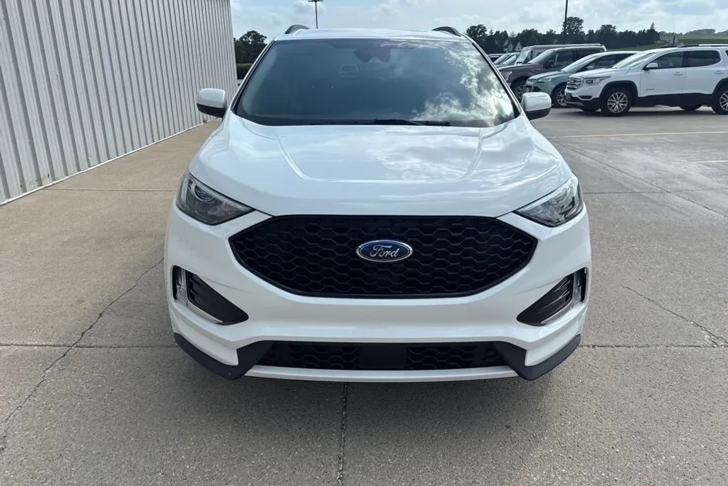 2022 Ford Edge ST photo 1