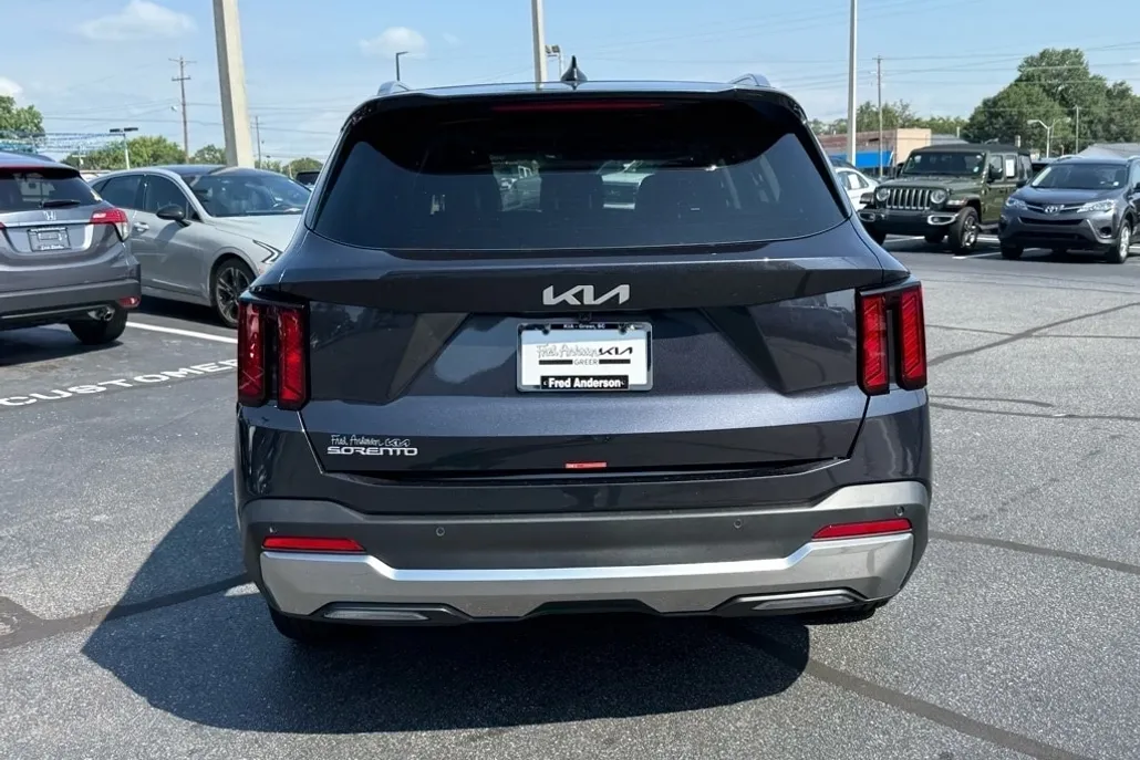 2025 Kia Sorento S photo 1