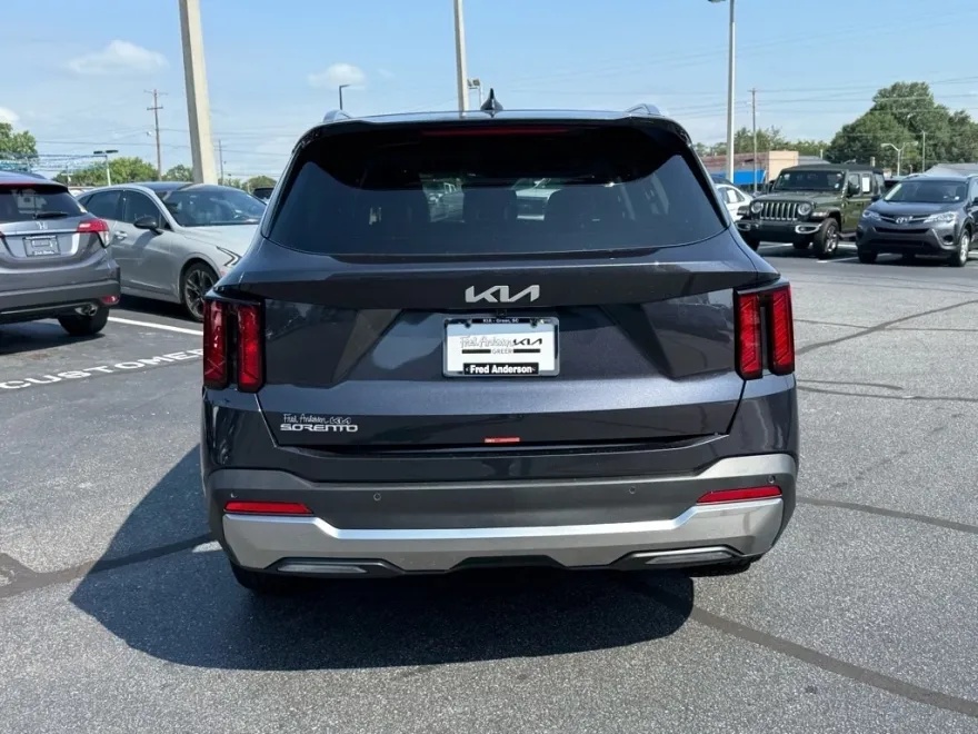 2025 Kia Sorento S photo 1