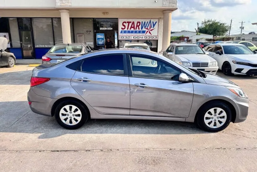2017 Hyundai Accent SE photo 1