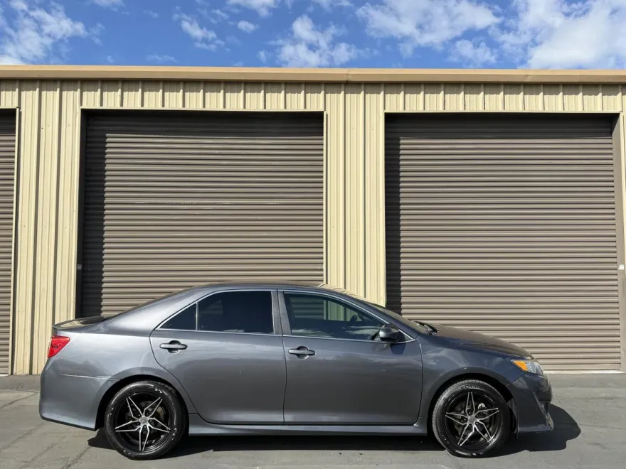 2014 Toyota Camry SE photo 1