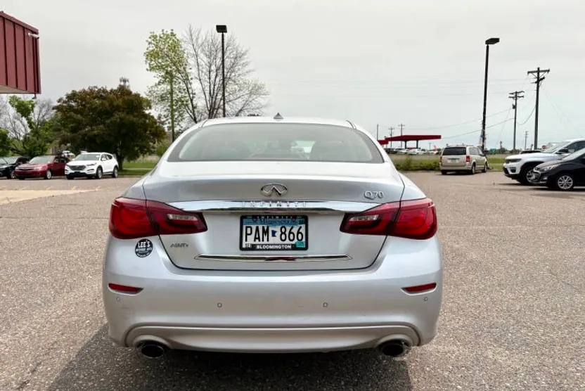 2016 Infiniti Q70 photo 1