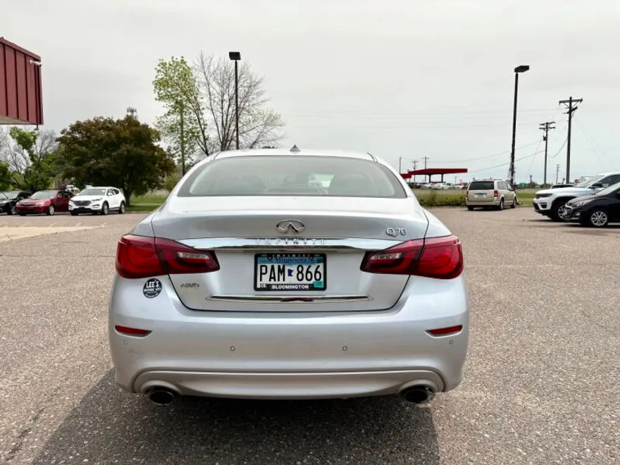 2016 Infiniti Q70 photo 1