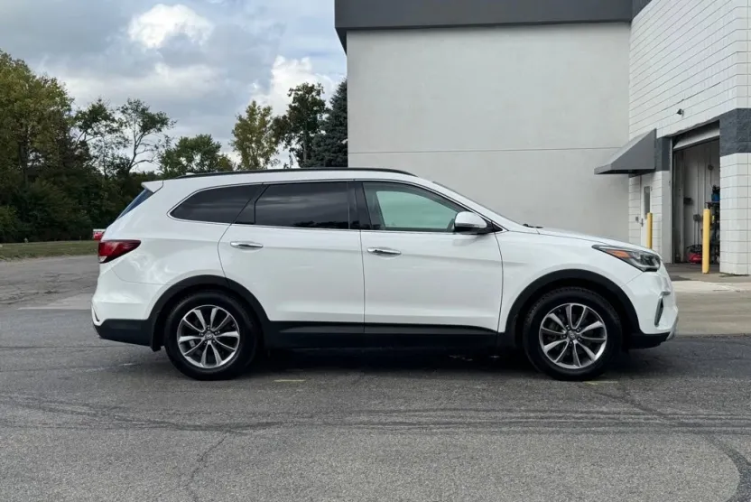 2017 Hyundai Santa Fe SE photo 1