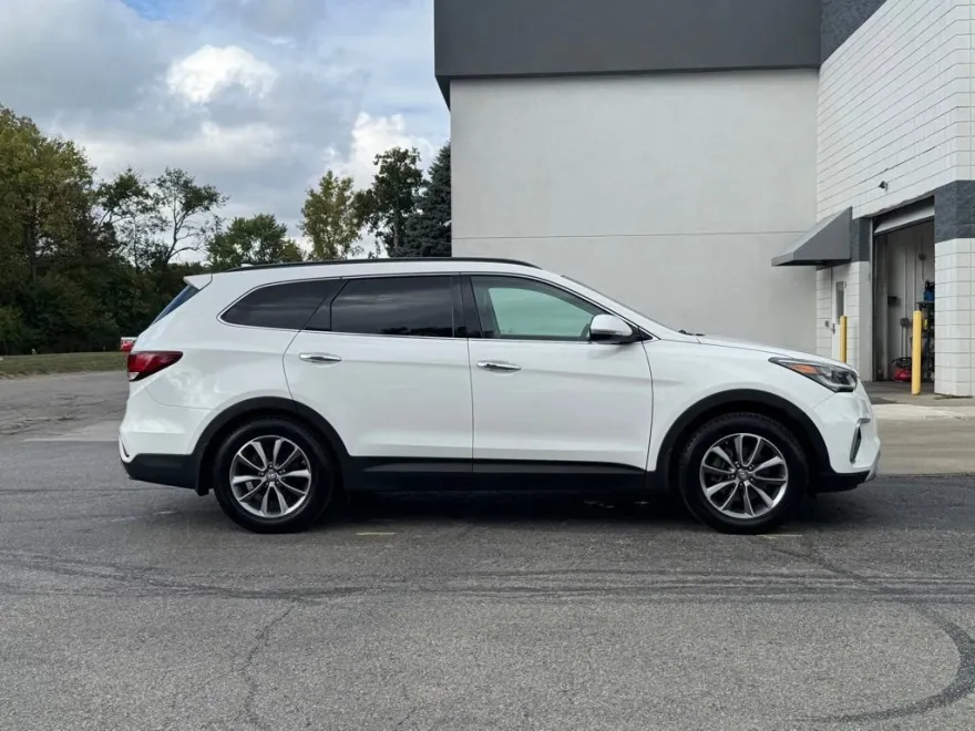 2017 Hyundai Santa Fe SE photo 1