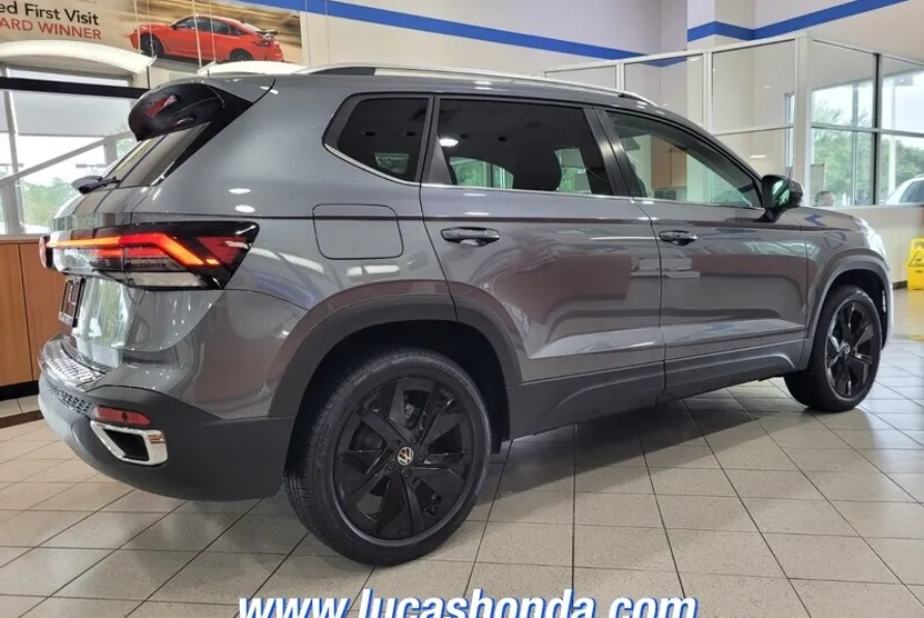 2025 Volkswagen Taos SE photo 1